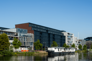 Homines-bouw-awarehouse-kantoorgebouw-parkeerplaats-amsterdam-1